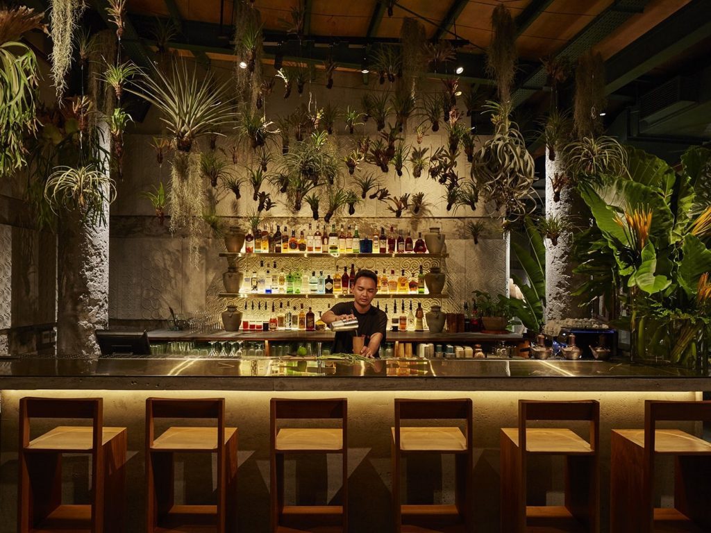 desa-potato-head-seminyak-bali-restaurant-kaum-bar-bartender-mixing-drinks-1024x768