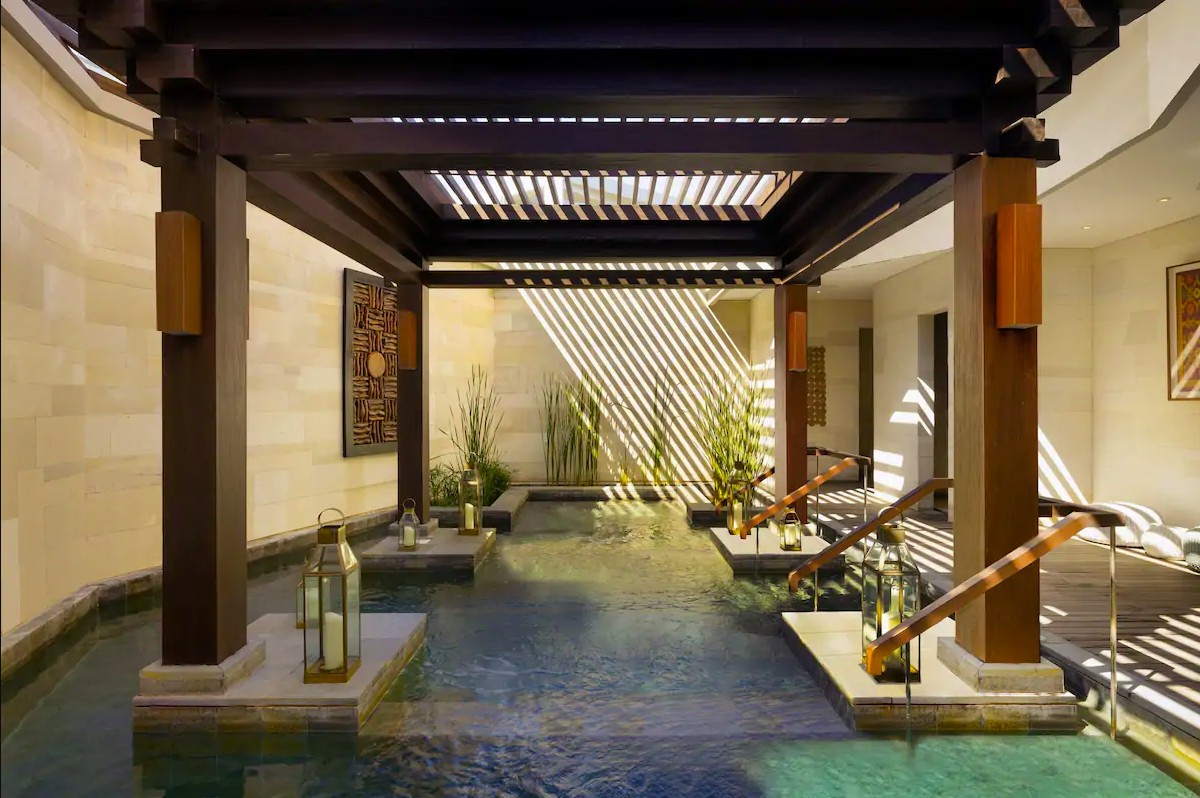 uluwatu-bali-jacuzzi_at_six_senses_spa-